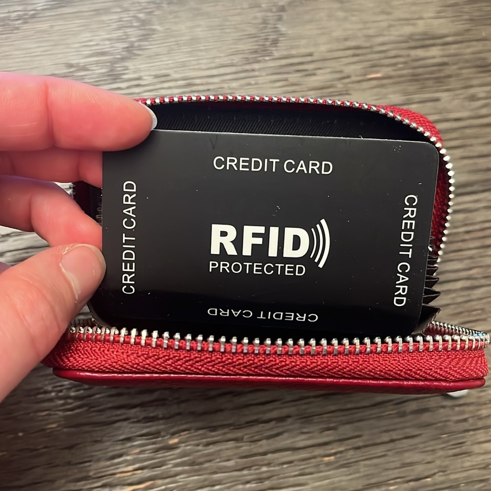 Red leather RFID protected wallet - Picture 5 of 5
